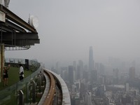 Gedung-gedung komersial terlihat diselimuti kabut di Kuala Lumpur, Malaysia, Selasa (13/10/2026). (Mohd Rasfan / AFP)