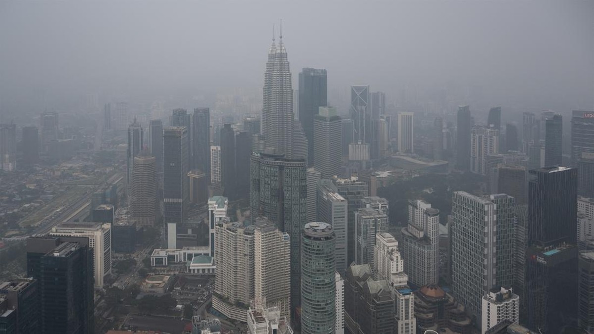 Potret Asap Karhutla RI Kepung Malaysia, Kuala Lumpur Diselimuti Kabut