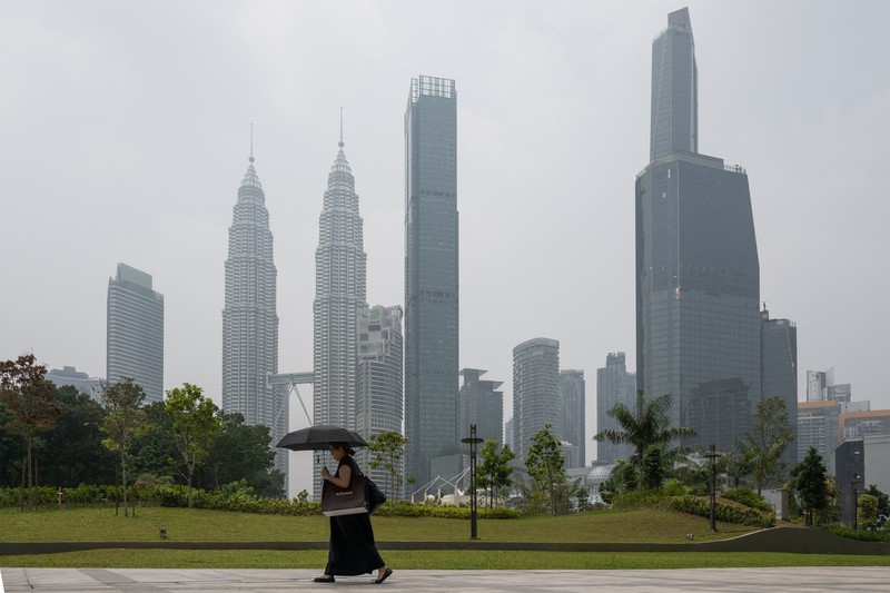 Gedung-gedung komersial terlihat diselimuti kabut di Kuala Lumpur, Malaysia, Selasa (13/10/2026). (Mohd Rasfan / AFP)