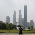 Gedung-gedung komersial terlihat diselimuti kabut di Kuala Lumpur, Malaysia, Selasa (13/10/2026). (Mohd Rasfan / AFP)