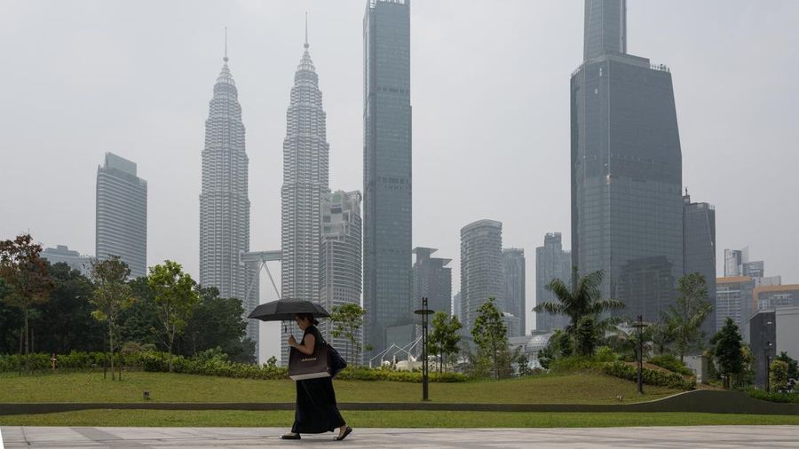 Gedung-gedung komersial terlihat diselimuti kabut di Kuala Lumpur, Malaysia, Selasa (13/10/2026). (Mohd Rasfan / AFP)