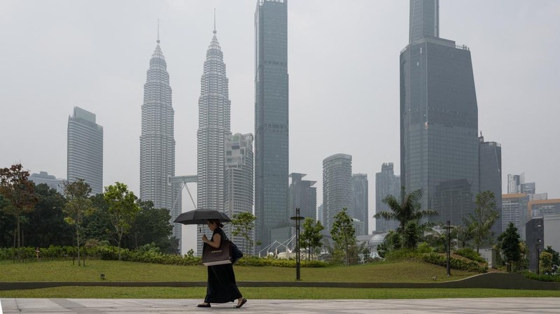 Gedung-gedung komersial terlihat diselimuti kabut di Kuala Lumpur, Malaysia, Selasa (13/10/2026). (Mohd Rasfan / AFP)