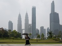 Gedung-gedung komersial terlihat diselimuti kabut di Kuala Lumpur, Malaysia, Selasa (13/10/2026). (Mohd Rasfan / AFP)