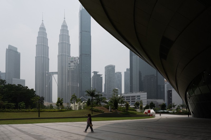 Gedung-gedung komersial terlihat diselimuti kabut di Kuala Lumpur, Malaysia, Selasa (13/10/2026). (Mohd Rasfan / AFP)