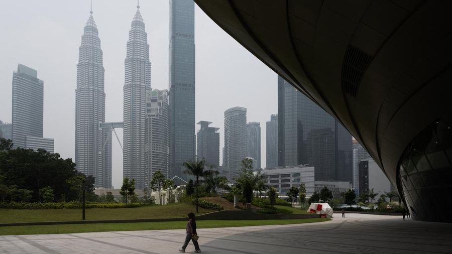 Gedung-gedung komersial terlihat diselimuti kabut di Kuala Lumpur, Malaysia, Selasa (13/10/2026). (Mohd Rasfan / AFP)