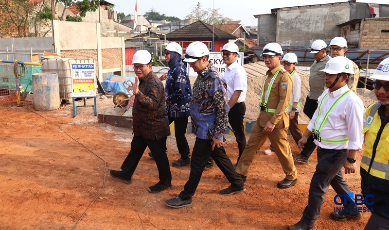 Gubernur DKI Jakarta Pramono Anung meninjau proyek pembangunan Embung Kebagusan di Jalan Baung, Kelurahan Kebagusan, Pasar Minggu, Jakarta Selatan, Selasa (13/10/2026). (CNCB Indonesia/Muhammad Sabki)