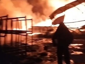Petaka Bakar Sampah Bikin Gudang Paralon Terbakar Sehari Semalam