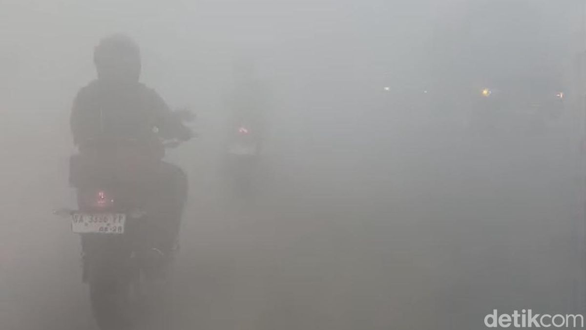 Perjuangan Warga Kalsel Berkendara di Tebalnya Asap Karhutla — NadiKabar.com