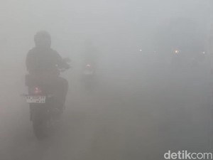 Perjuangan Warga Menembus Asap, Jarak Pandang Terbatas Bahayakan Lalu Lintas