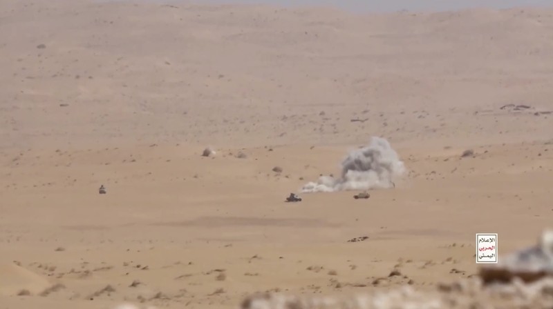 Kelompok Houthi yang berafiliasi dengan Iran merilis rekaman yang memperlihatkan serangan terhadap pasukan pemerintah Yaman yang didukung Arab Saudi di Provinsi Marib, Senin (12/10/2026). (Tangkapan Layar Video Reuters/HOUTHI MILITARY MEDIA)