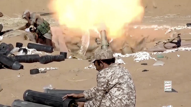 Kelompok Houthi yang berafiliasi dengan Iran merilis rekaman yang memperlihatkan serangan terhadap pasukan pemerintah Yaman yang didukung Arab Saudi di Provinsi Marib, Senin (12/10/2026). (Tangkapan Layar Video Reuters/HOUTHI MILITARY MEDIA)