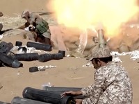 Kelompok Houthi yang berafiliasi dengan Iran merilis rekaman yang memperlihatkan serangan terhadap pasukan pemerintah Yaman yang didukung Arab Saudi di Provinsi Marib, Senin (12/10/2026). (Tangkapan Layar Video Reuters/HOUTHI MILITARY MEDIA)
