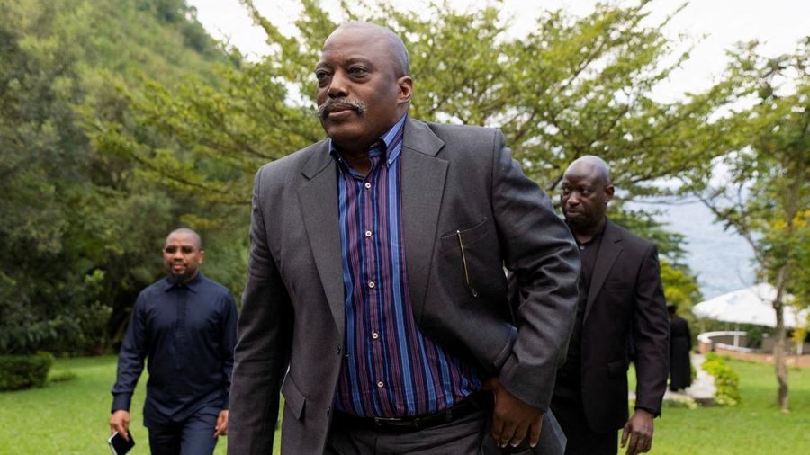 Mantan Presiden Republik Demokratik Kongo, Joseph Kabila, berjalan menuju pertemuan dengan para pemimpin agama untuk membantu mencari "solusi" bagi krisis di wilayah timur negara itutempat pemberontak M23 yang didukung Rwanda telah menguasai wilayah