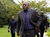 Mantan Presiden Republik Demokratik Kongo, Joseph Kabila, berjalan menuju pertemuan dengan para pemimpin agama untuk membantu mencari "solusi" bagi krisis di wilayah timur negara itutempat pemberontak M23 yang didukung Rwanda telah menguasai wilayah