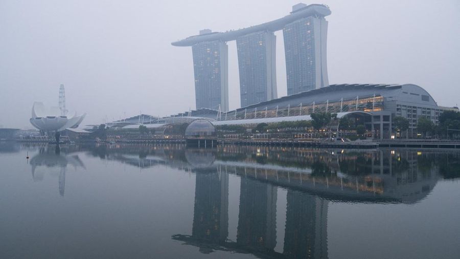 Marina Bay Sands diselimuti kabut asap akibat kebakaran hutan di negara tetangga, Indonesia, di Singapura, 13 Oktober 2026. (REUTERS/Kokkai Ng)