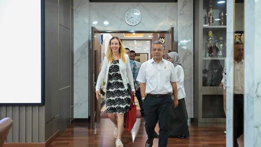 Menteri Keuangan (Menkeu), Suahasil Nazara saat menerima Dirjen Konservasi Sumber Daya Alam dan Ekosistem (KSDAE) Satyawan Pudyatmoko yang hadir bersama Karen Brooks, tenaga ahli profesional di bidang pengelolaan taman nasional di Jakarta. (Instagram