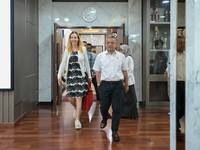 Menteri Keuangan (Menkeu), Suahasil Nazara saat menerima Dirjen Konservasi Sumber Daya Alam dan Ekosistem (KSDAE) Satyawan Pudyatmoko yang hadir bersama Karen Brooks, tenaga ahli profesional di bidang pengelolaan taman nasional di Jakarta. (Instagram
