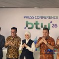 Menteri Komunikasi dan Digital (Komdigi) Meutya Hafid(tengah) di kantor Komdigi, Selasa (13/10/2026). (CNBC Indoensia/Novina Putri)