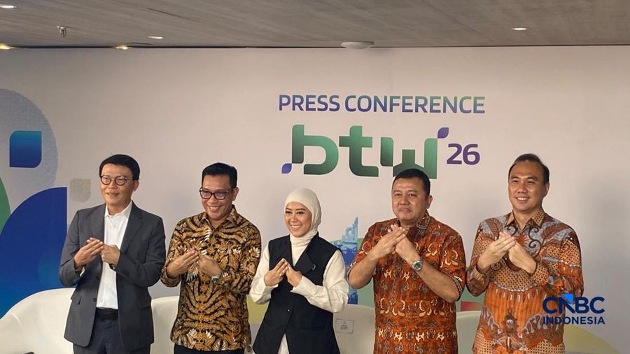 Menteri Komunikasi dan Digital (Komdigi) Meutya Hafid(tengah) di kantor Komdigi, Selasa (13/10/2026). (CNBC Indoensia/Novina Putri)