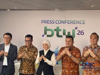Menteri Komunikasi dan Digital (Komdigi) Meutya Hafid(tengah) di kantor Komdigi, Selasa (13/10/2026). (CNBC Indoensia/Novina Putri)