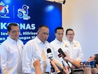 Menteri Lingkungan Hidup Jumhur Hidayat (dua dari kiri) setelah menghadiri acara Prasasti Indonesia Policy Forum 2026 di Jakarta, Selasa (13/10/2026). (CNBC Indonesia/Ferry Sandi)