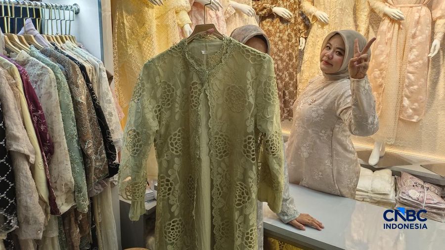 Model gamis "Buka Pintu" yang sedang viral, pantauan langsung CNBC Indonesia di Blok B Pasar Tanah Abang, Jakarta Pusat, Selasa (13/10/2026). (CNBC Indonesia/Martyasari Rizky)