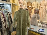 Model gamis "Buka Pintu" yang sedang viral, pantauan langsung CNBC Indonesia di Blok B Pasar Tanah Abang, Jakarta Pusat, Selasa (13/10/2026). (CNBC Indonesia/Martyasari Rizky)