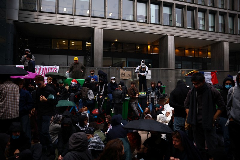 Para siswa SMA, orang tua, dan guru memblokir jalan di dekat SMA Lycee Helene Boucher, Paris, Prancis, Selasa (13/10/2026). (REUTERS/Abdul Saboor)