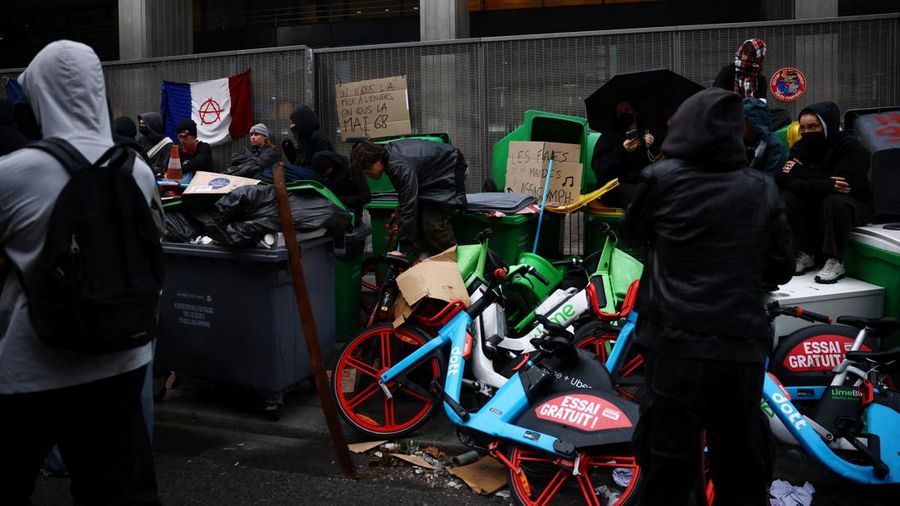 Para siswa SMA, orang tua, dan guru memblokir jalan di dekat SMA Lycee Helene Boucher, Paris, Prancis, Selasa (13/10/2026). (REUTERS/Sarah Meyssonnier)