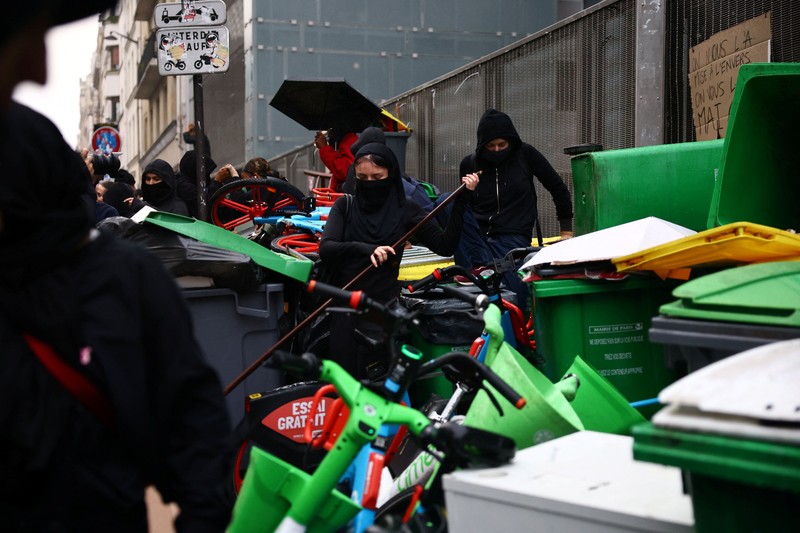 Para siswa SMA, orang tua, dan guru memblokir jalan di dekat SMA Lycee Helene Boucher, Paris, Prancis, Selasa (13/10/2026). (REUTERS/Abdul Saboor)