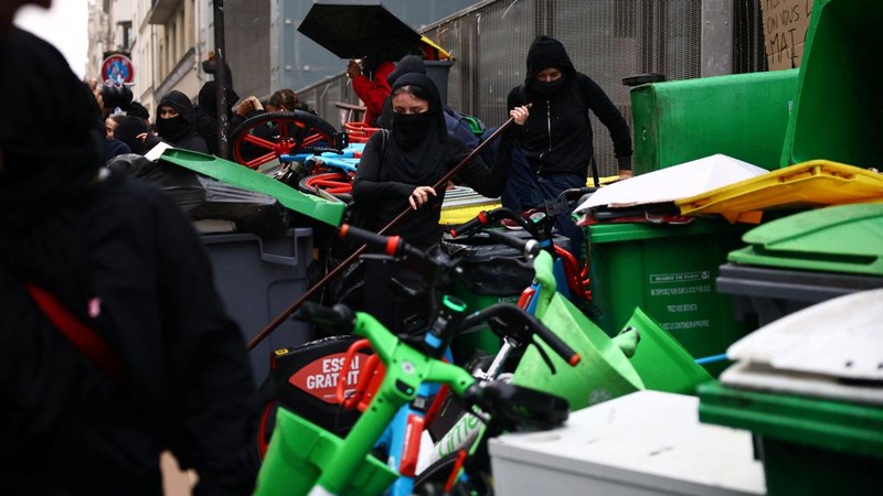 Para siswa SMA, orang tua, dan guru memblokir jalan di dekat SMA Lycee Helene Boucher, Paris, Prancis, Selasa (13/10/2026). (REUTERS/Sarah Meyssonnier)
