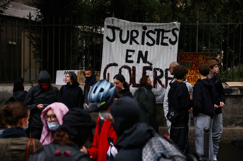 Para siswa SMA, orang tua, dan guru memblokir jalan di dekat SMA Lycee Helene Boucher, Paris, Prancis, Selasa (13/10/2026). (REUTERS/Abdul Saboor)