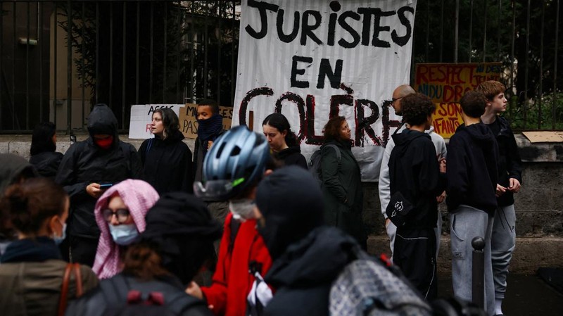 Para siswa SMA, orang tua, dan guru memblokir jalan di dekat SMA Lycee Helene Boucher, Paris, Prancis, Selasa (13/10/2026). (REUTERS/Sarah Meyssonnier)