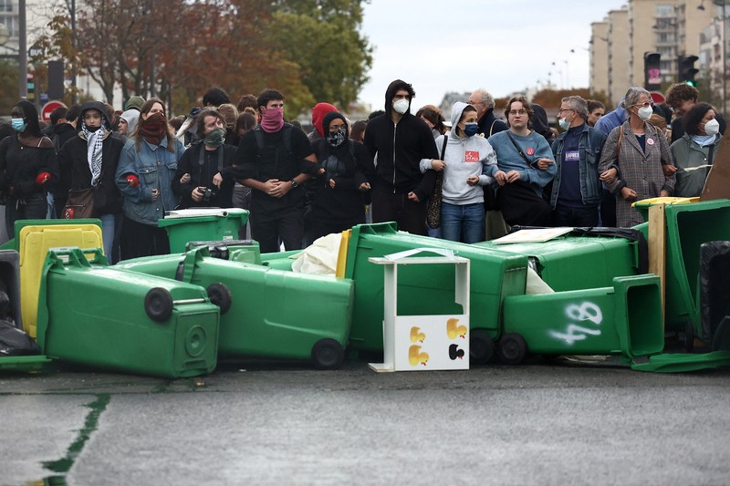 Para siswa SMA, orang tua, dan guru memblokir jalan di dekat SMA Lycee Helene Boucher, Paris, Prancis, Selasa (13/10/2026). (REUTERS/Abdul Saboor)