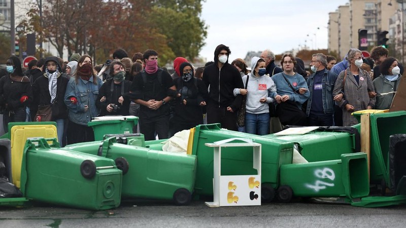 Para siswa SMA, orang tua, dan guru memblokir jalan di dekat SMA Lycee Helene Boucher, Paris, Prancis, Selasa (13/10/2026). (REUTERS/Sarah Meyssonnier)