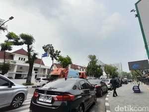 Pengendara Keluhkan 2 Sisi Tepi Jalan Pengadilan Medan Dipakai Parkir Kendaraan