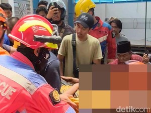 2 Pekerja di Surabaya Terjepit Tumpukan Besi, Evakuasi Dramatis