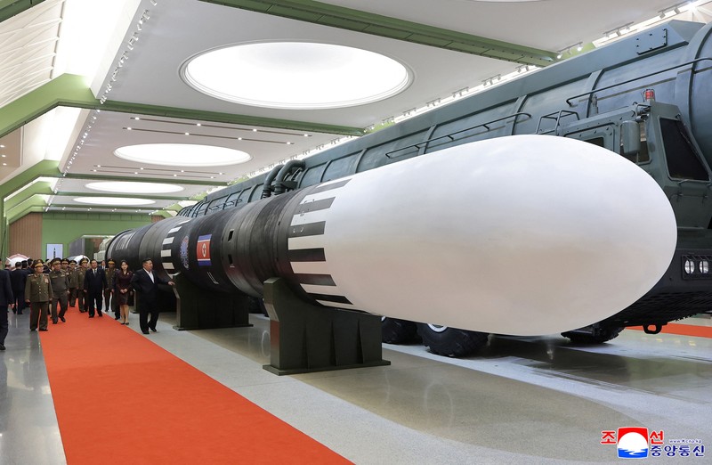 Sebuah rudal balistik taktis diluncurkan dalam sebuah uji coba di Korea Utara pada 12 Oktober 2026&mdash;menurut Korean Central News Agency (KCNA)&mdash;dalam foto yang dirilis oleh kantor berita resmi Korea Utara tersebut. (KCNA/via REUTERS)