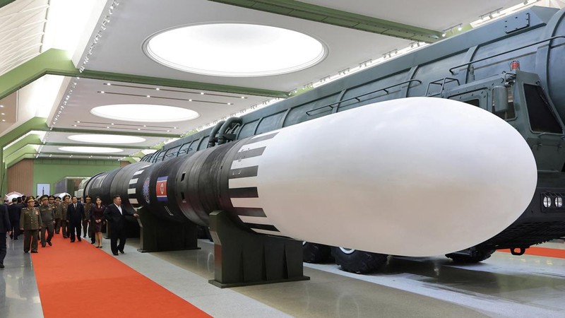 Pemimpin Korea Utara Kim Jong Un dan putrinya, Kim Ju Ae, menghadiri upacara pembukaan Museum Revolusi Pertahanan Nasional milik Komite Ekonomi Kedua Korea Utara pada 11 Oktober 2026, dalam foto yang dirilis oleh kantor berita resmi Korea Utara, Korean Central News Agency.