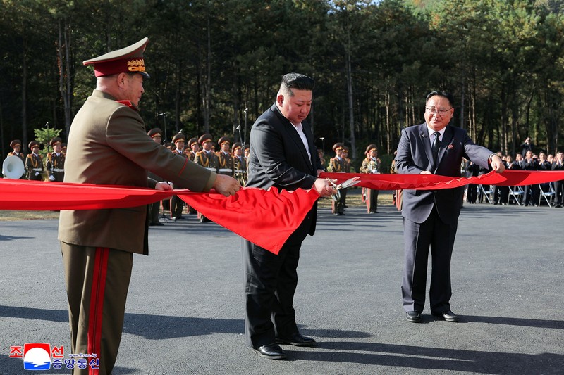 Sebuah rudal balistik taktis diluncurkan dalam sebuah uji coba di Korea Utara pada 12 Oktober 2026&mdash;menurut Korean Central News Agency (KCNA)&mdash;dalam foto yang dirilis oleh kantor berita resmi Korea Utara tersebut. (KCNA/via REUTERS)