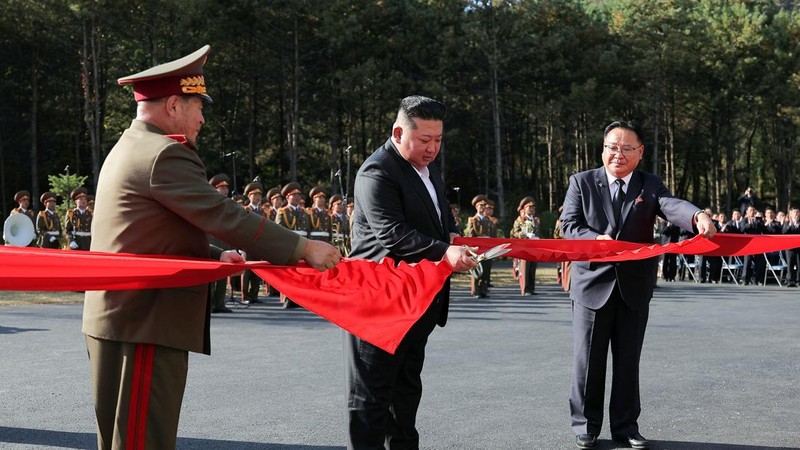 Pemimpin Korea Utara Kim Jong Un memotong pita dalam upacara peresmian Museum Revolusi Pertahanan Nasional milik Komite Ekonomi Kedua Korea Utara pada 11 Oktober 2026, dalam foto yang dirilis oleh kantor berita resmi Korea Utara, Korean Central News Agency.