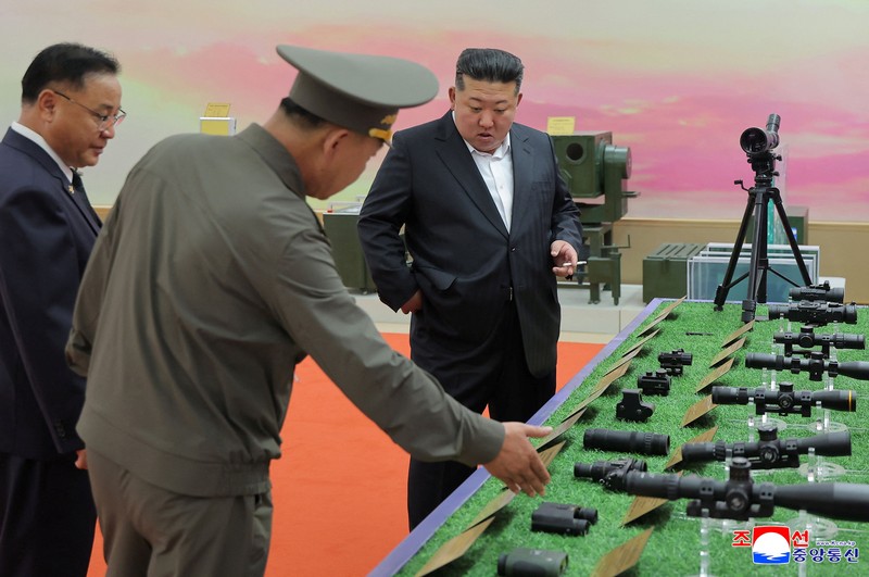 Sebuah rudal balistik taktis diluncurkan dalam sebuah uji coba di Korea Utara pada 12 Oktober 2026&mdash;menurut Korean Central News Agency (KCNA)&mdash;dalam foto yang dirilis oleh kantor berita resmi Korea Utara tersebut. (KCNA/via REUTERS)