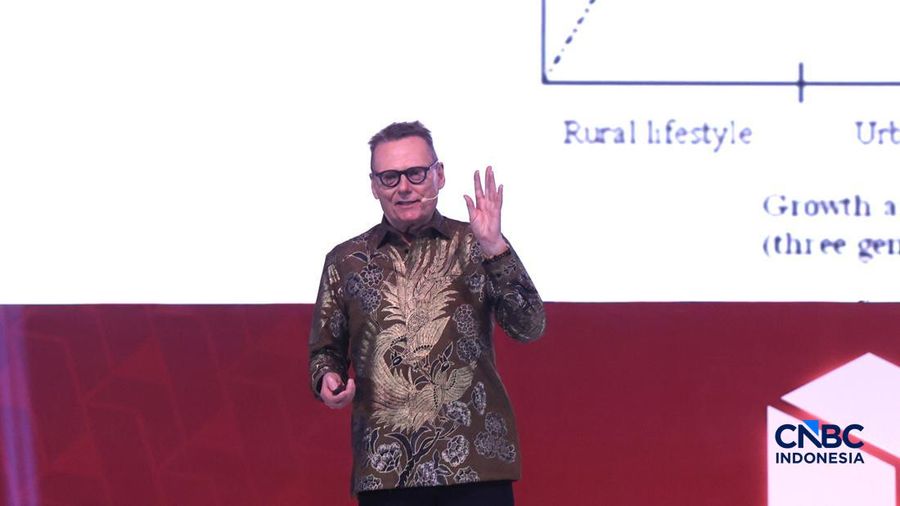 Penerima Penghargaan Nobel Ilmu Ekonomi 2024, Prof. James A. Robinson memberi pidato utama dalam Prasasti Indonesia Policy Forum 2026, di The Ritz-Carlton Jakarta, Pacific Place, Jakarta, Selasa (13/10/2026).(CNBC Indonesia/Muhammad Sabki)