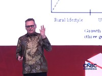 Penerima Penghargaan Nobel Ilmu Ekonomi 2024, Prof. James A. Robinson memberi pidato utama dalam Prasasti Indonesia Policy Forum 2026, di The Ritz-Carlton Jakarta, Pacific Place, Jakarta, Selasa (13/10/2026).(CNBC Indonesia/Muhammad Sabki)