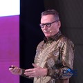 Penerima Penghargaan Nobel Ilmu Ekonomi 2024, Prof. James A. Robinson memberi pidato utama dalam Prasasti Indonesia Policy Forum 2026, di The Ritz-Carlton Jakarta, Pacific Place, Jakarta, Selasa (13/10/2026).(CNBC Indonesia/Muhammad Sabki)