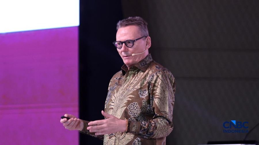 Penerima Penghargaan Nobel Ilmu Ekonomi 2024, Prof. James A. Robinson memberi pidato utama dalam Prasasti Indonesia Policy Forum 2026, di The Ritz-Carlton Jakarta, Pacific Place, Jakarta, Selasa (13/10/2026).(CNBC Indonesia/Muhammad Sabki)