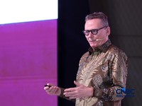 Penerima Penghargaan Nobel Ilmu Ekonomi 2024, Prof. James A. Robinson memberi pidato utama dalam Prasasti Indonesia Policy Forum 2026, di The Ritz-Carlton Jakarta, Pacific Place, Jakarta, Selasa (13/10/2026).(CNBC Indonesia/Muhammad Sabki)