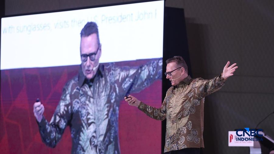 Penerima Penghargaan Nobel Ilmu Ekonomi 2024, Prof. James A. Robinson memberi pidato utama dalam Prasasti Indonesia Policy Forum 2026, di The Ritz-Carlton Jakarta, Pacific Place, Jakarta, Selasa (13/10/2026).(CNBC Indonesia/Muhammad Sabki)