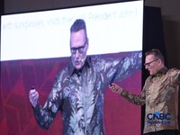 Penerima Penghargaan Nobel Ilmu Ekonomi 2024, Prof. James A. Robinson memberi pidato utama dalam Prasasti Indonesia Policy Forum 2026, di The Ritz-Carlton Jakarta, Pacific Place, Jakarta, Selasa (13/10/2026).(CNBC Indonesia/Muhammad Sabki)