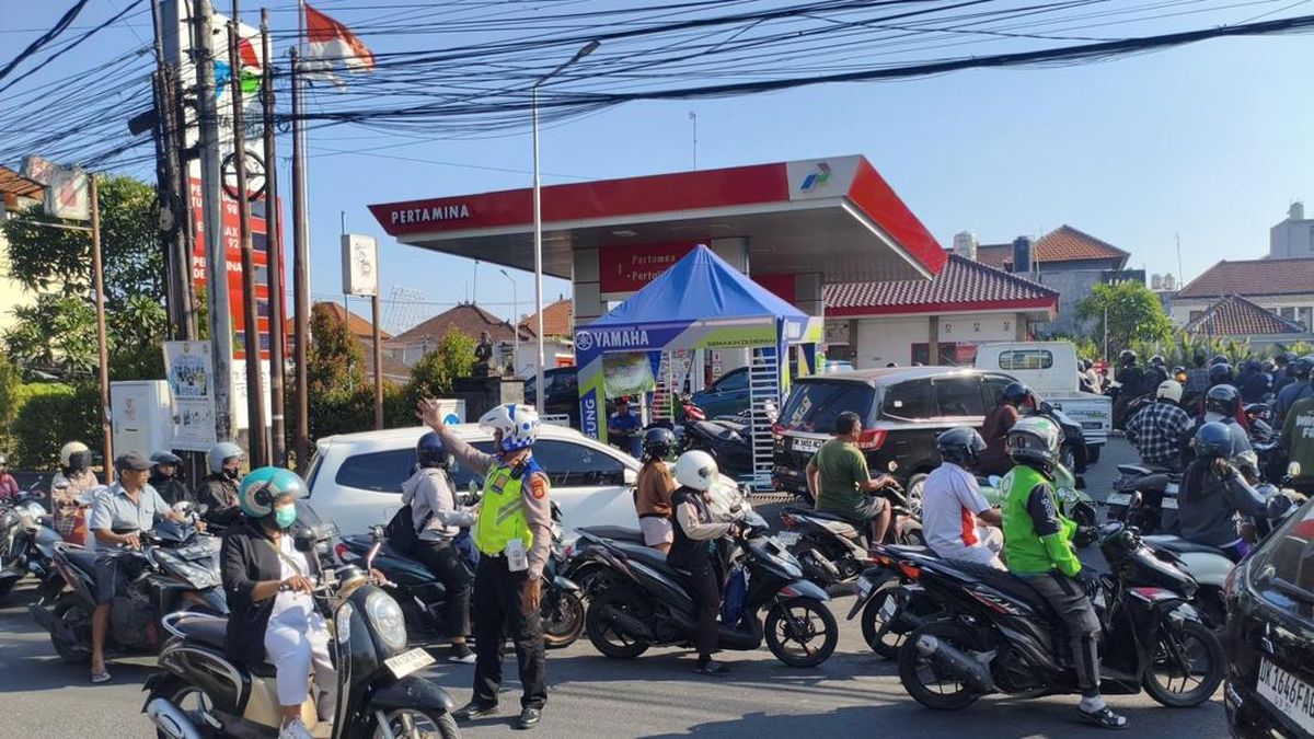 Ilustrasi berita Nasional: BBM di Bali Langka, Warga Sampai Pingsan Karena Antre Berjam-jam